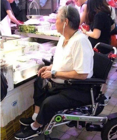 洪金宝老态照片,洪金宝现身街头满头白发