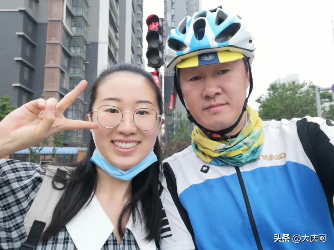 爸爸跨越1000多公里看女儿,父亲跨越千里去看女儿