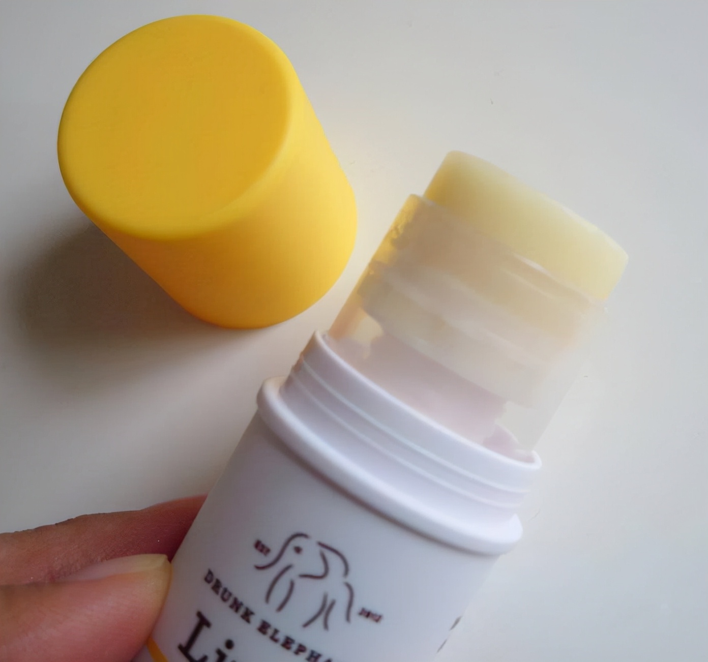 嘴唇水嘟嘟的太可爱了，但你的怎么还那么干瘪