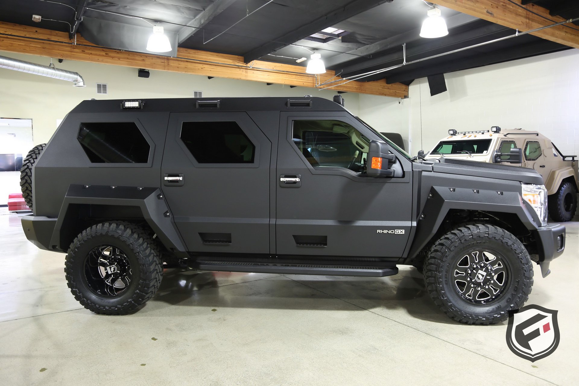 eBay上售价高达26万美元的RhinoGX特种越野车，外观霸气内饰奢华