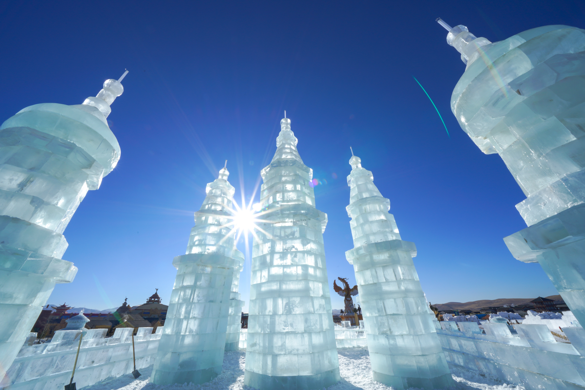美也声声马鸣，冰雪晶莹！壮哉辽阔草原，新岁康安
