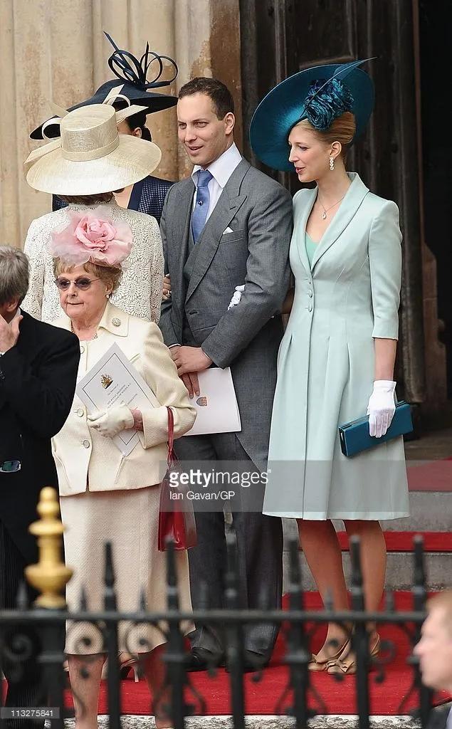 重回十年前世纪婚礼，宾客们靠礼帽频频抢镜，碧翠丝因造型被骂哭