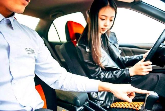 学车抬离合松刹车,学车踩离合转方向盘技巧