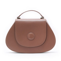 不要再背烂大街的双肩包了,别再背烂大街的轻奢包