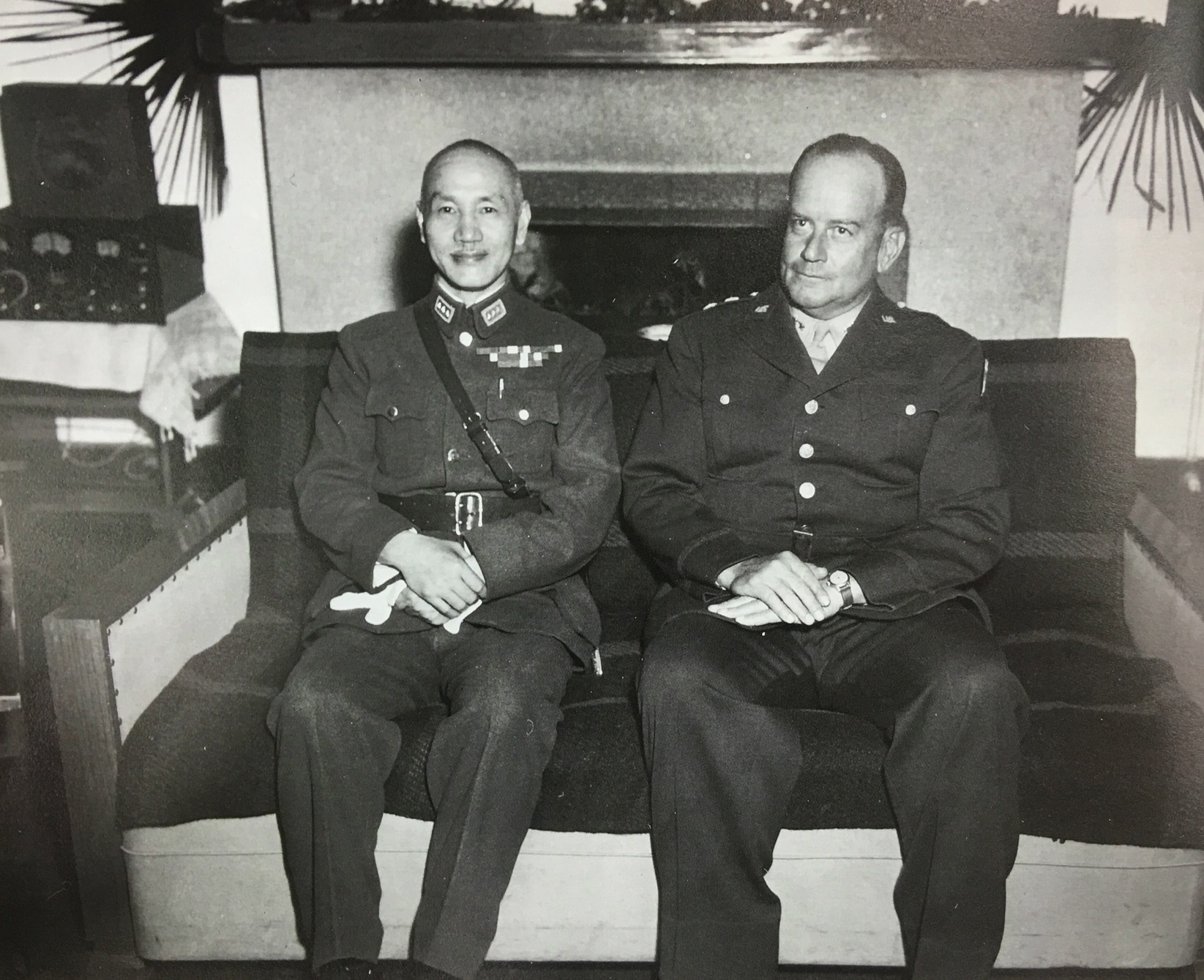 美军顾问教唆国军“三光”*杀屠**，老百姓复仇：用锄头狠狠打死敌人