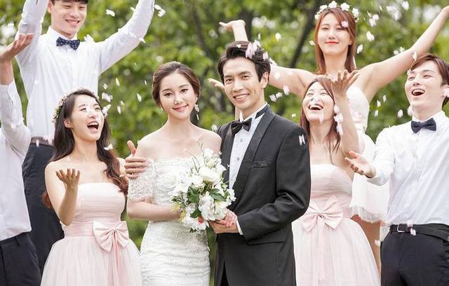 男方到女方家订婚女方应准备什么,订婚男方应该给女方准备几身衣服