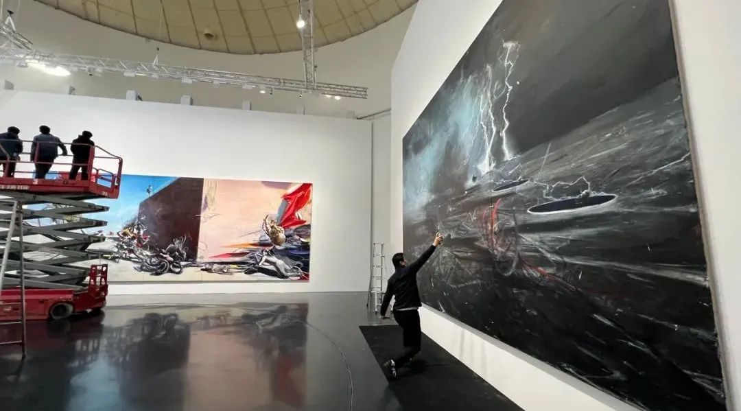 东北小城走出的“狂徒”：火遍全世界，老外排队看他的展