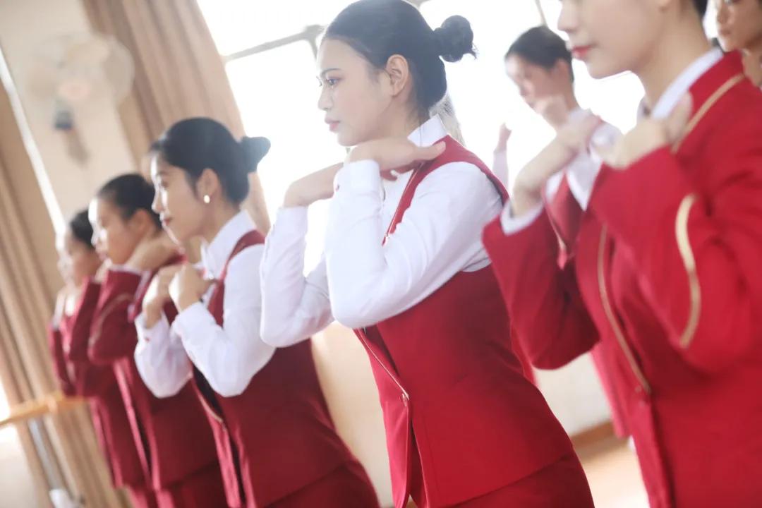 初中生读技校选哪个地方前景好,初中毕业读什么职高和技校比较好