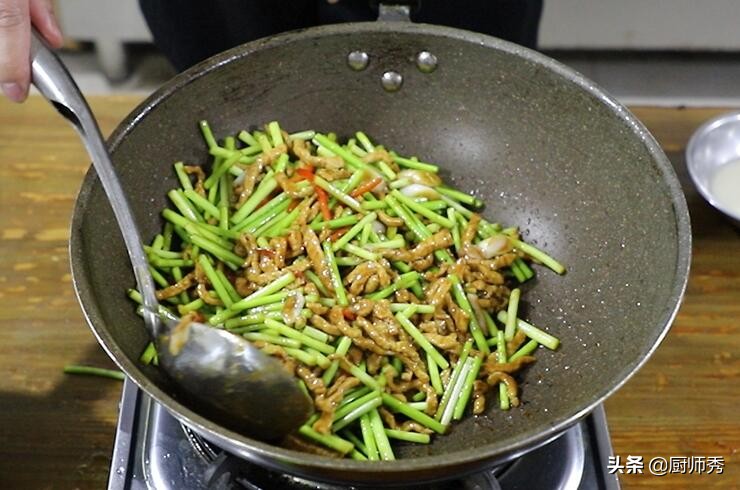 如何让炒肉丝变得细嫩,青椒炒肉丝怎么做光滑细嫩又好吃