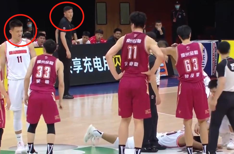 一波11-3逼停对手！赵睿挨吴前一肘，18岁新星“补脚”引球迷调侃