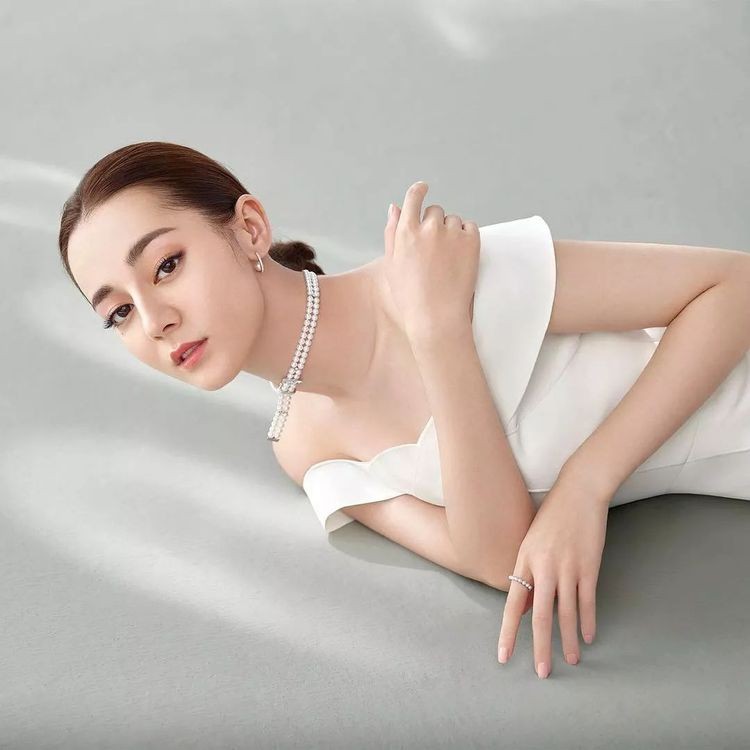 戴上珍珠发夹就是小仙女,当女人戴上眼镜