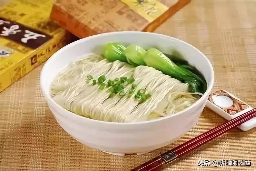 小伙吃火锅发现新大陆,小伙吃火锅吃出奇怪东西