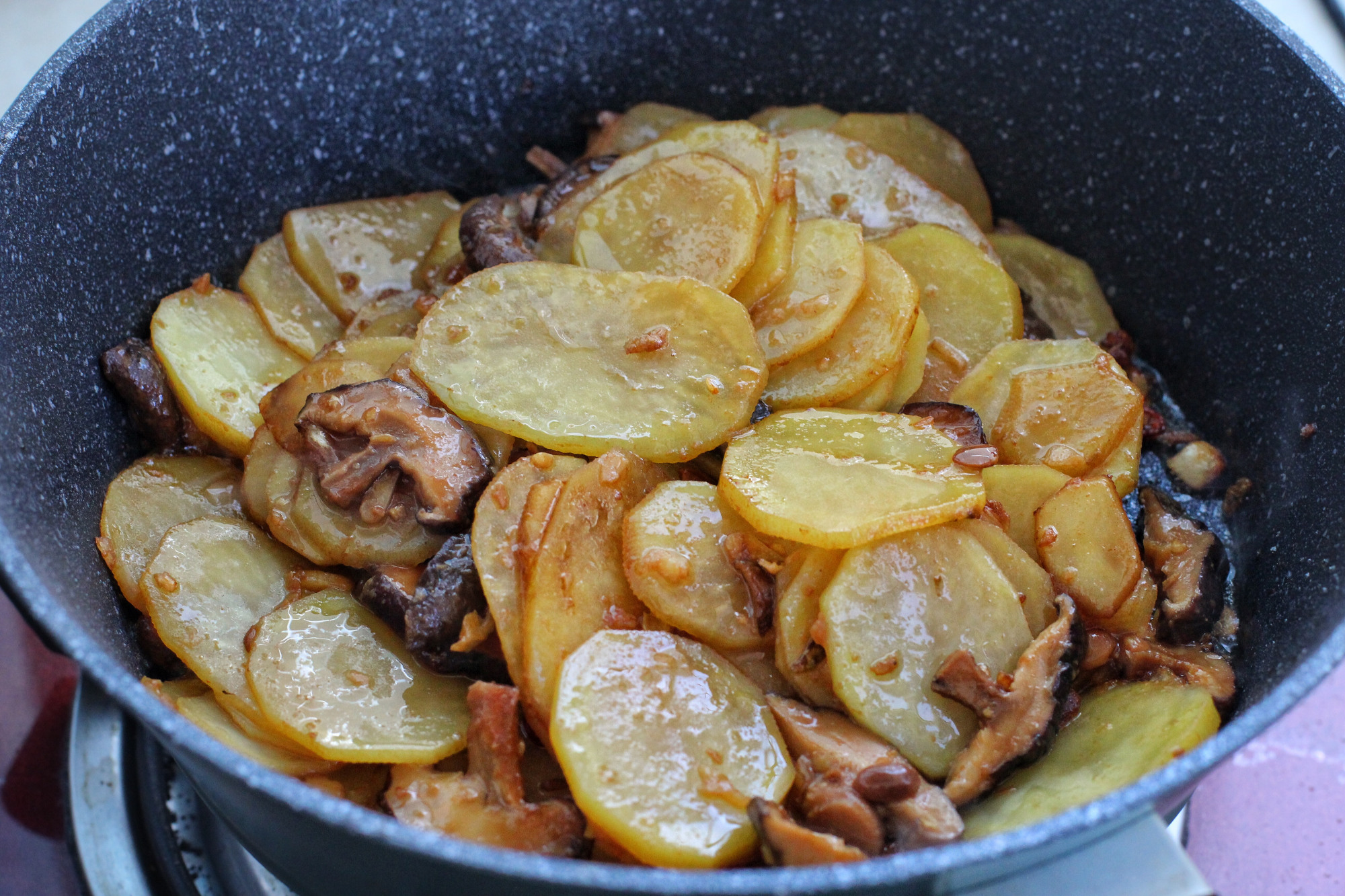 家常菜中的“扛把子”，不放肉也吃得喷香，简单快手就是太费米饭