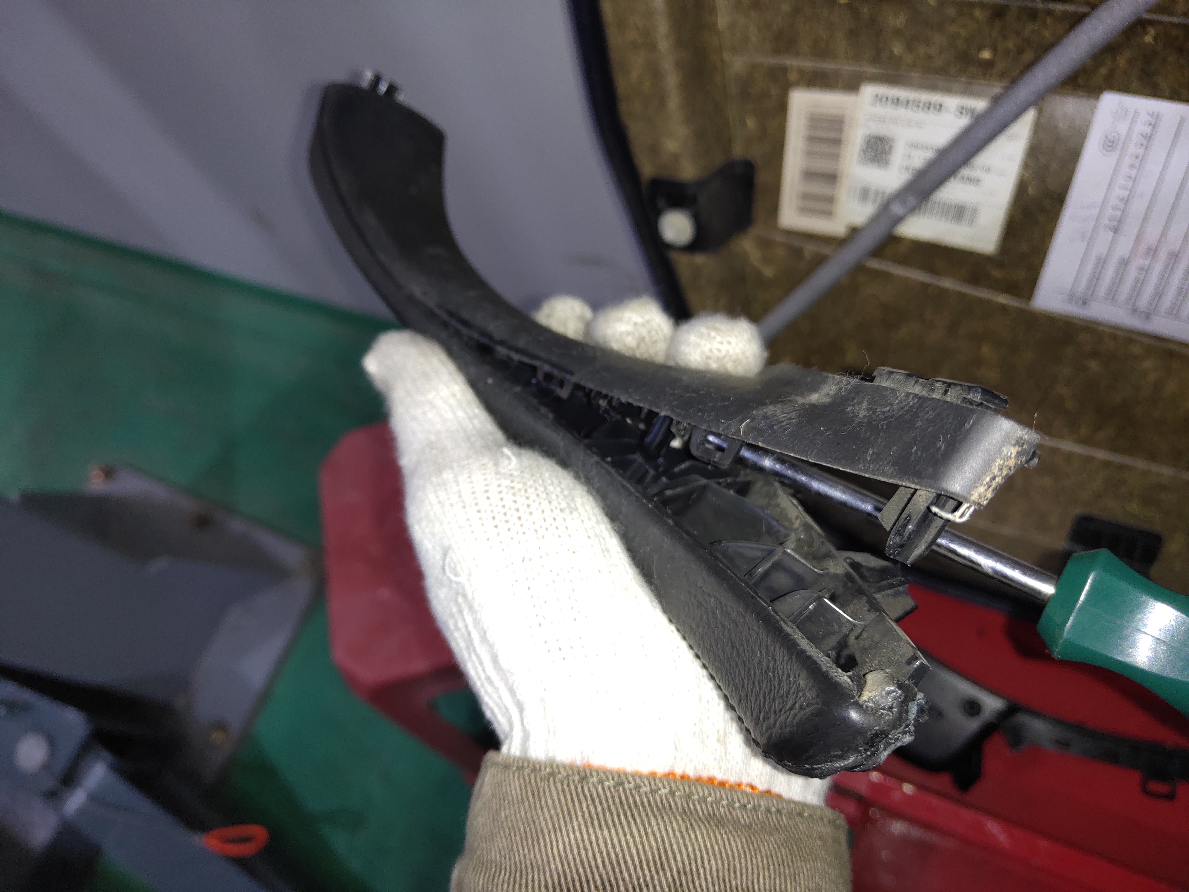 宝马525车门把手的塑料老化,宝马门内拉手橡胶老化怎么解决