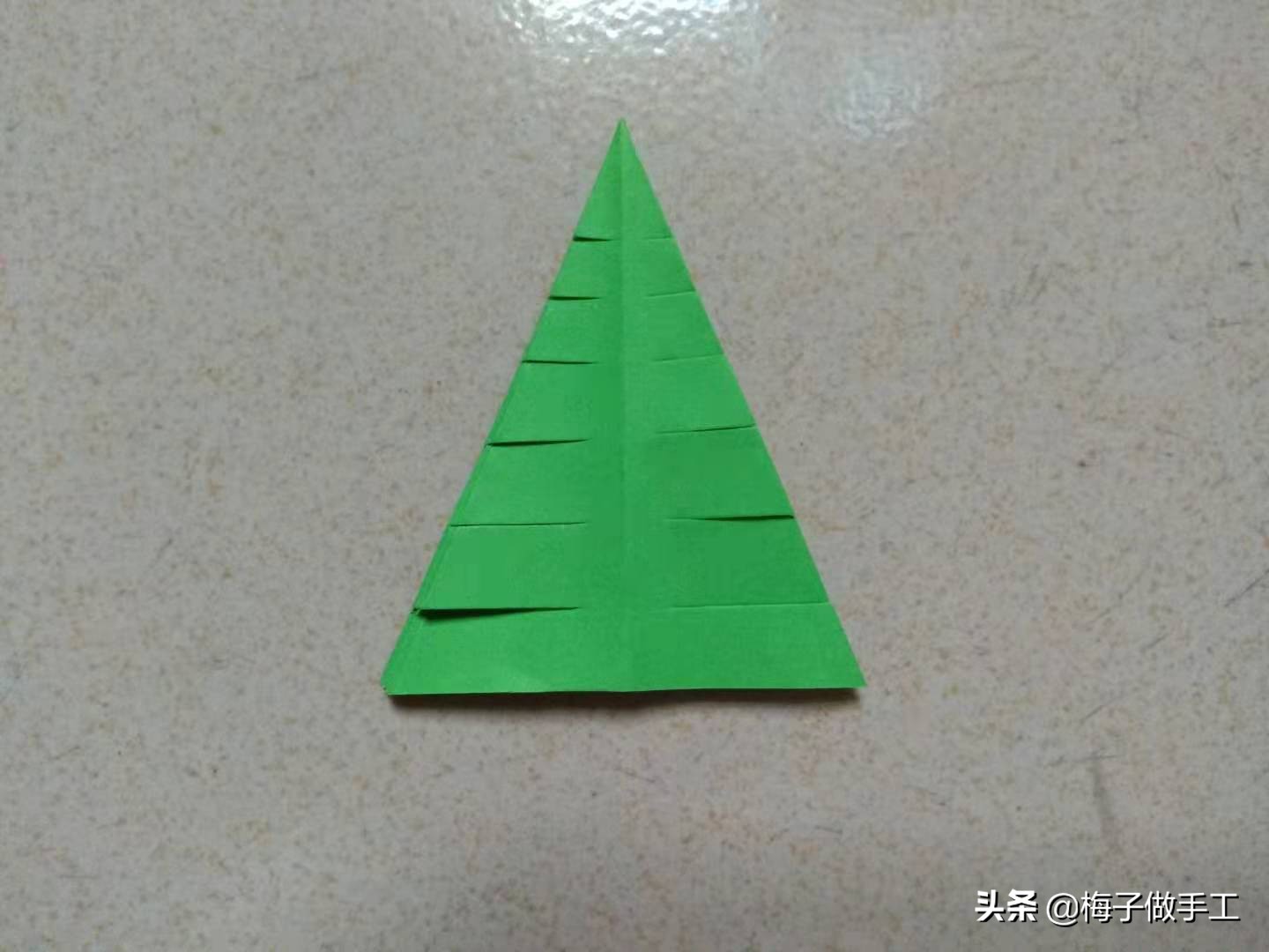 儿童折纸圣诞树的做法,儿童折纸圣诞树的折法