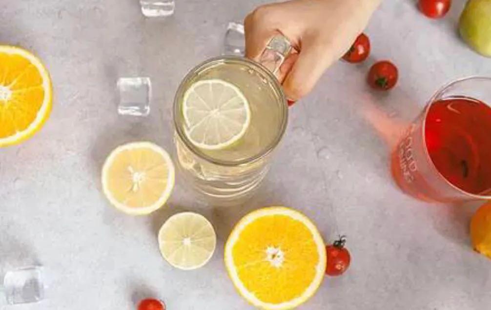 一招去除杯底霉渍,怎么洗去玻璃杯茶渍