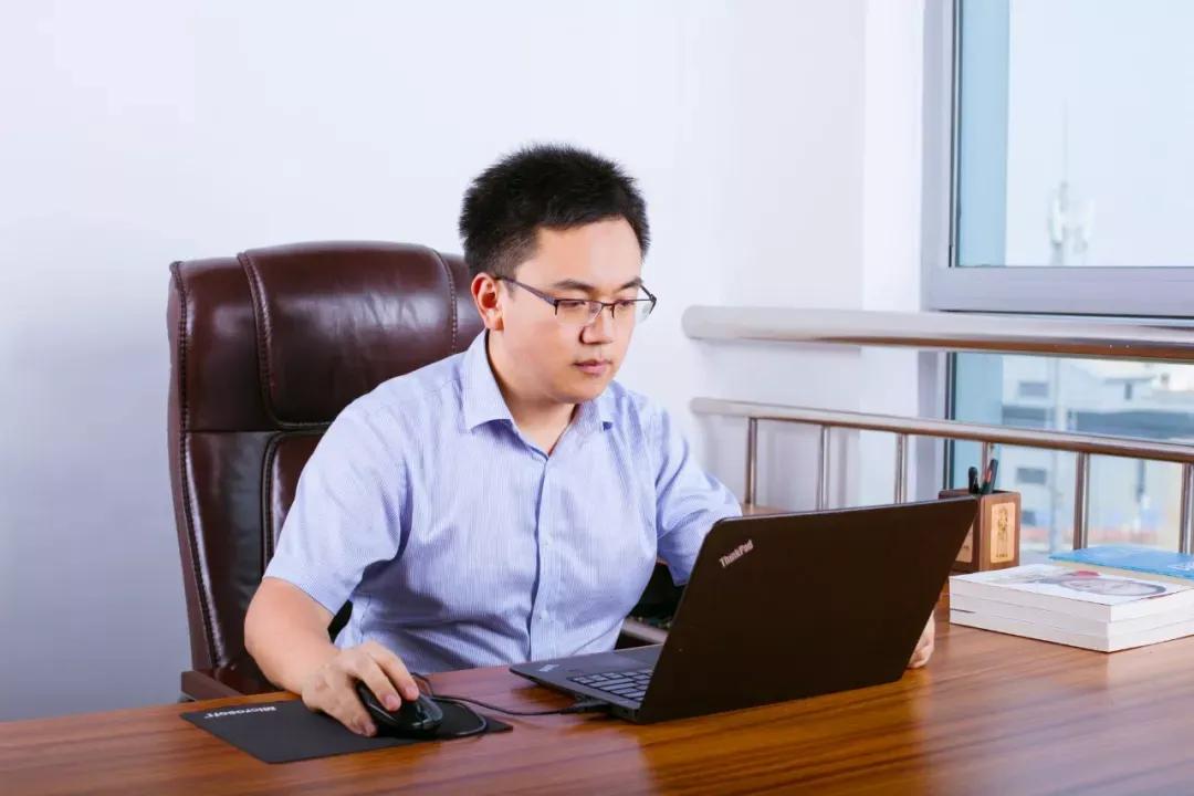 80后精神小伙辞职创业,80后辞职回家创业的小伙子