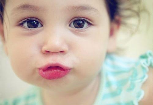 小孩爱舔嘴的习惯怎么根治,小孩老是舔嘴巴一圈红红的很干