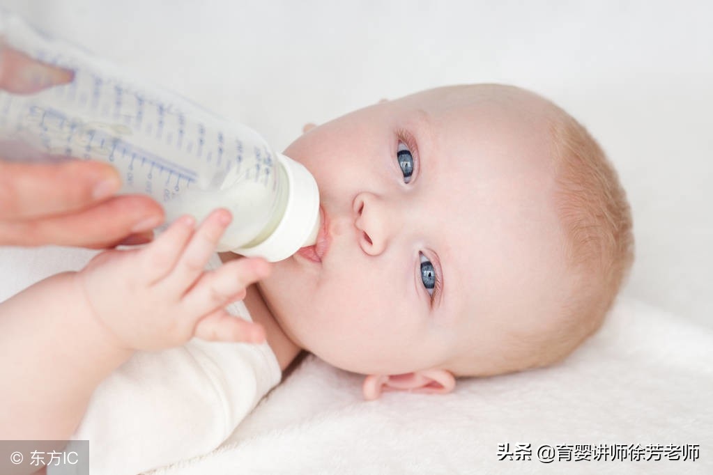 母乳喂养的宝宝，便便是绿色的，咋回事？