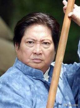 洪金宝年轻戴眼镜照片,洪金宝戴眼镜出场