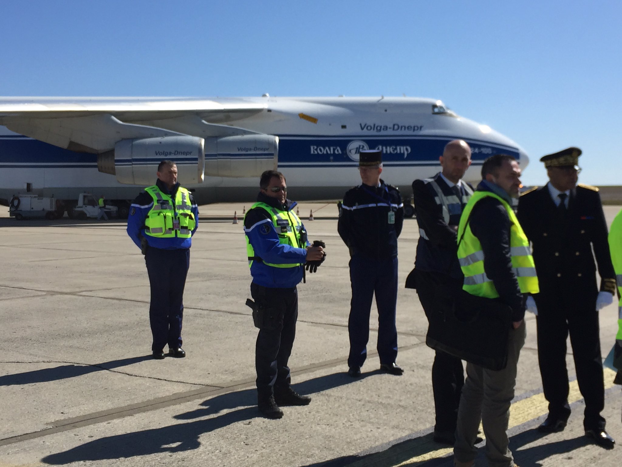 来自中国的救命物资空运抵达巴黎，法国人表示：“比金条还抢手”