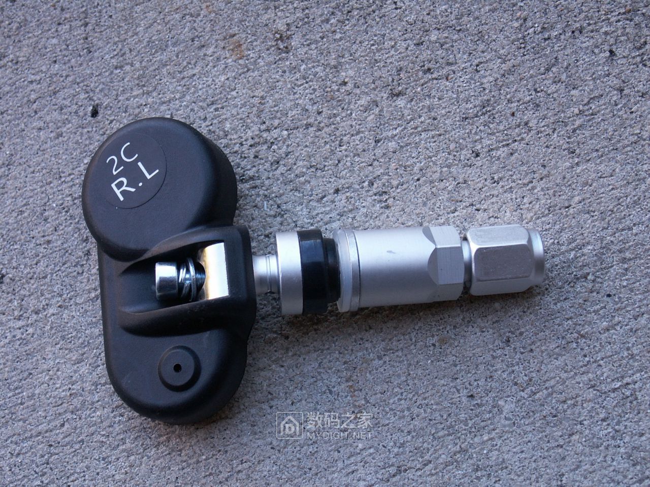 无需匹配的轮胎传感器怎么装,带胎压传感器的轮胎更换教程