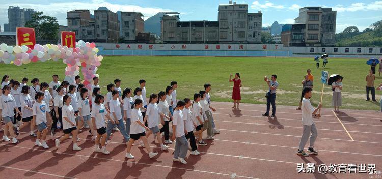广西柳城中学“19扬帆起航圆梦2022”2019级高二升高三授旗仪式