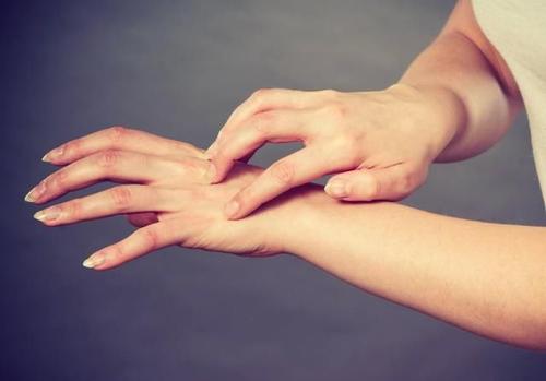 皮肤过敏瘙痒怎么办注意什么,用药过敏引起皮肤瘙痒怎么办