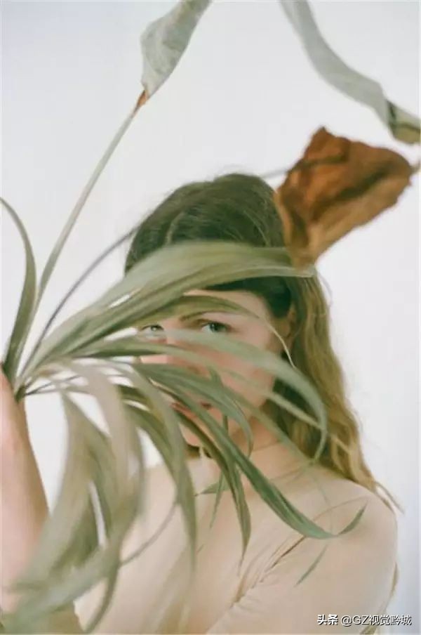 拍照完美避开所有镜头,拍照时怎样克服不看镜头的尴尬感