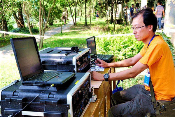 对讲机和电台不是想玩就玩的，业余无线电却真的是不业余