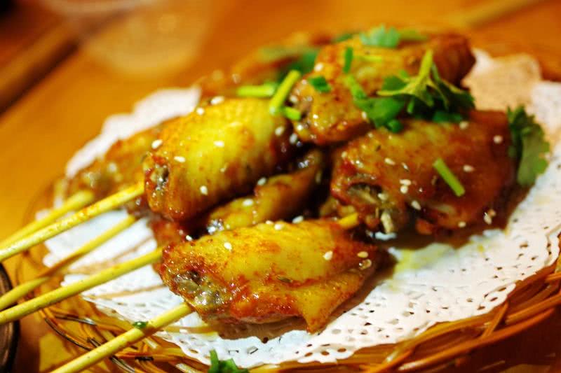 夜幕升起思北路口，285蚝味馆撸个串喝个酒聊个天！