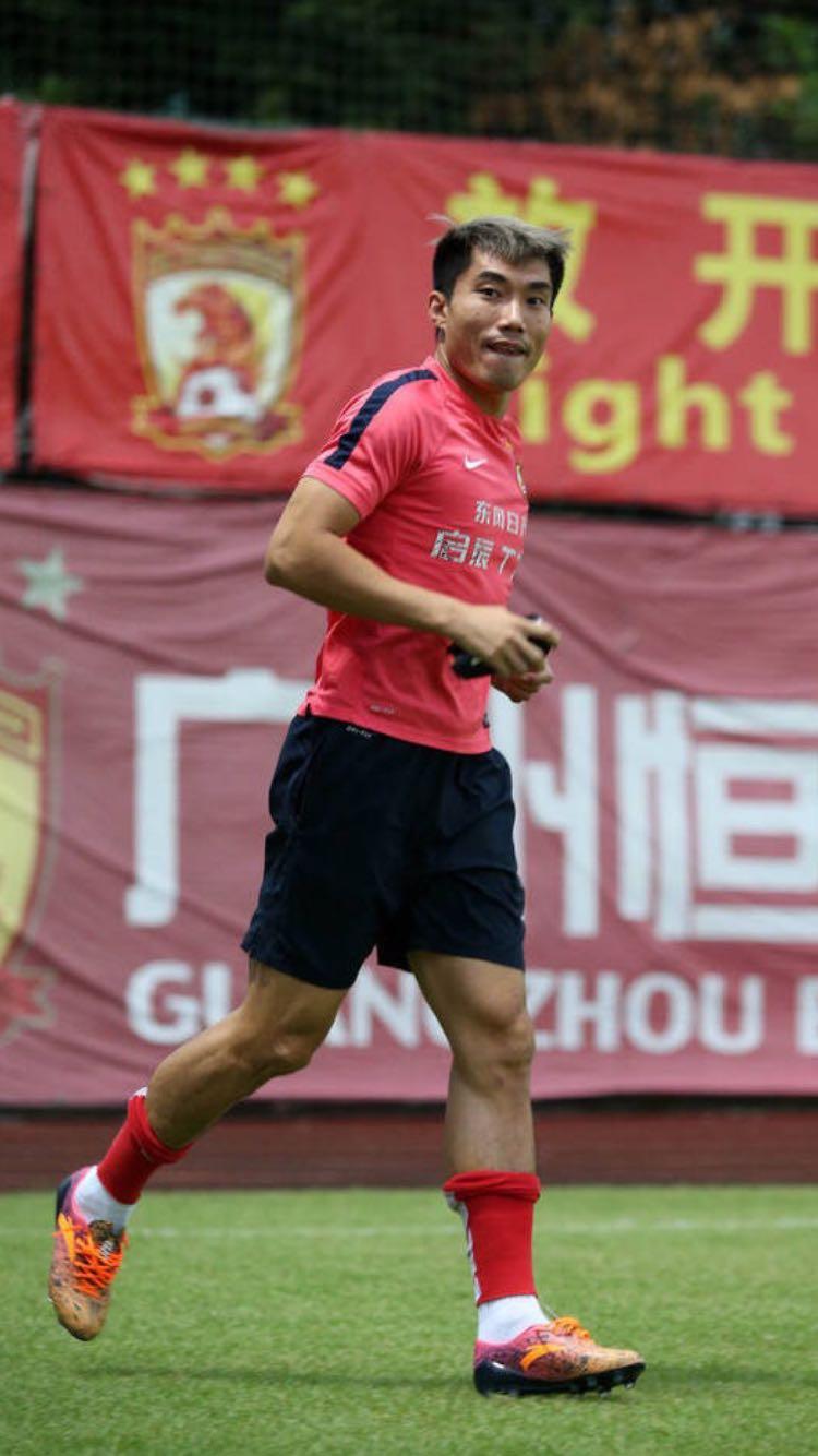 郑智身着潮装,王燊超郑智