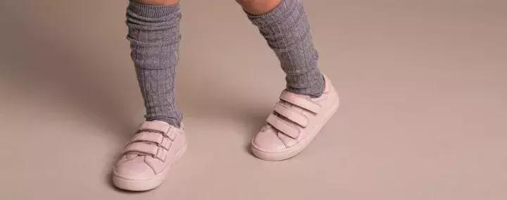 耐克跟阿迪童鞋哪个好一点 (耐克和阿迪的童鞋哪个好)