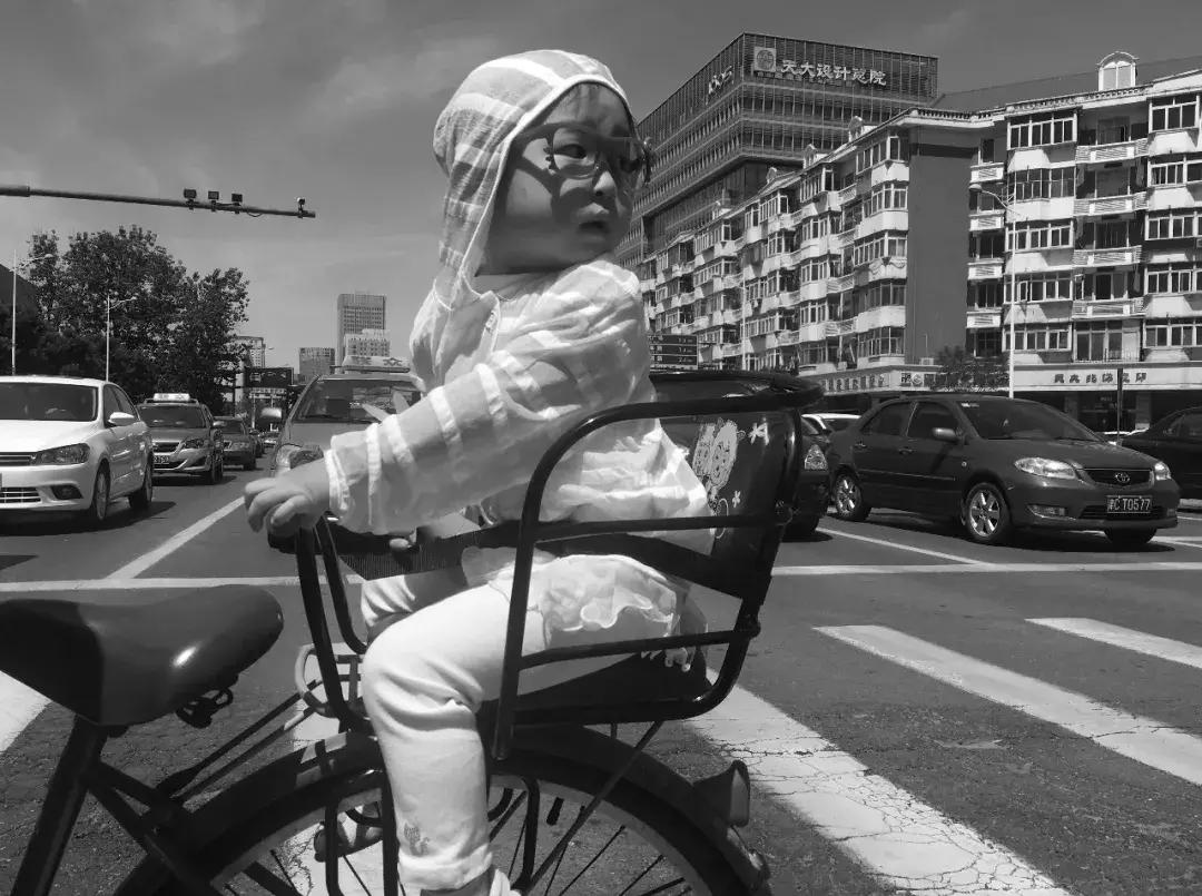 纸上的光影和字：6月30日，来看中国20位诗人的街拍摄影展