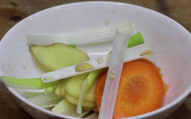 鸡翅这样做，外焦里嫩，口味独特，做法简单，刚出锅就被吃光了