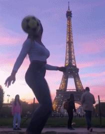 内马尔踢女足,小姐姐踢足球完整视频