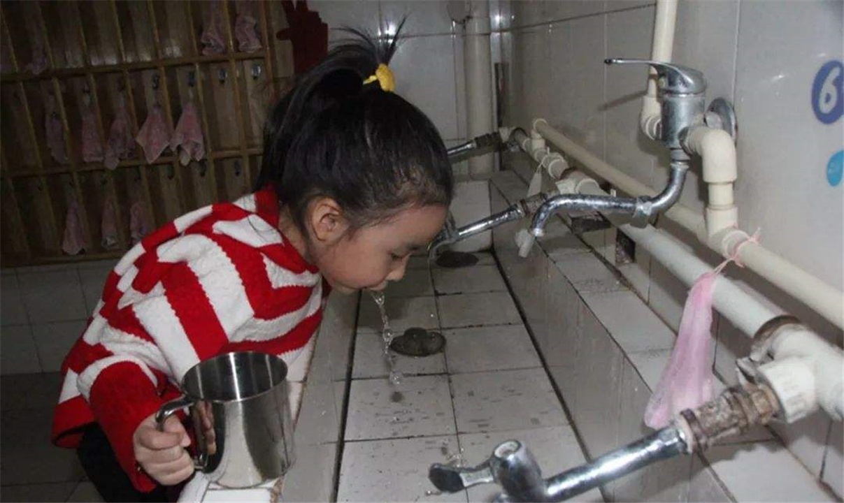 4岁孩子误吃502胶水，90后母亲的“急救办法”，连医生都点赞