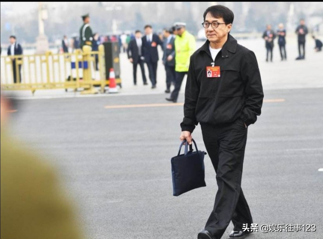 成龙在娱乐圈的地位和影响,成龙为什么在娱乐圈地位一直很高