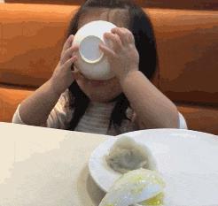 空中一字马搞笑图,一个突如其来的一字马