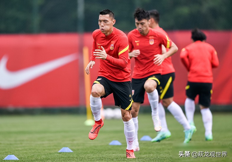 CCTV5直播中国队VS关岛!对手像一个练习沙包?李铁净胜球使劲捞