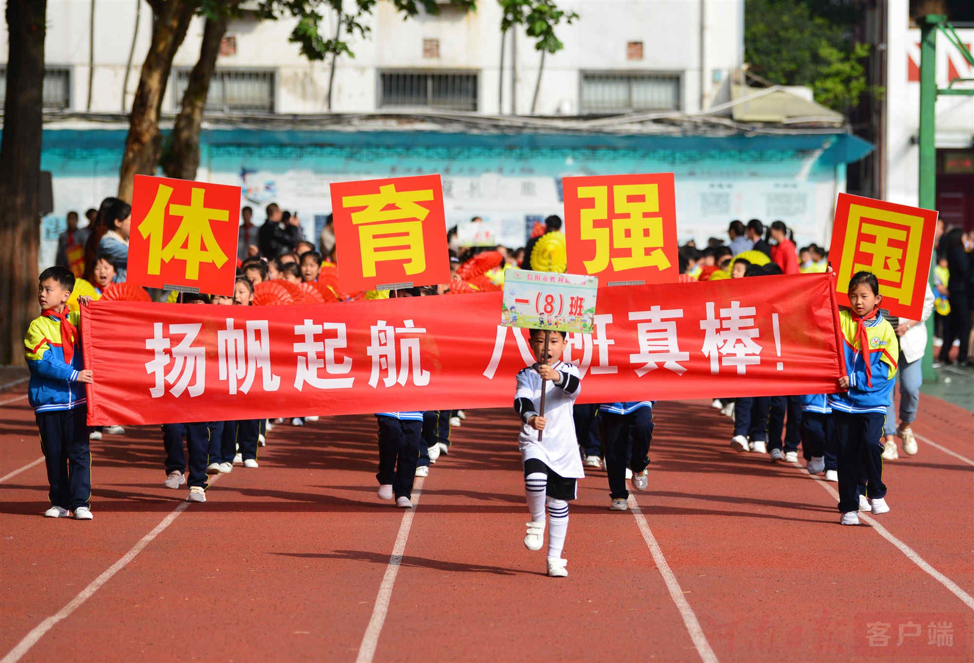 足球中锋背身拿球转身射门训练,足球名场面小将背脚弧线球