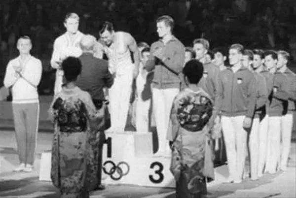 鬼冢虎是不是耐克的代工,耐克创始人鬼冢虎