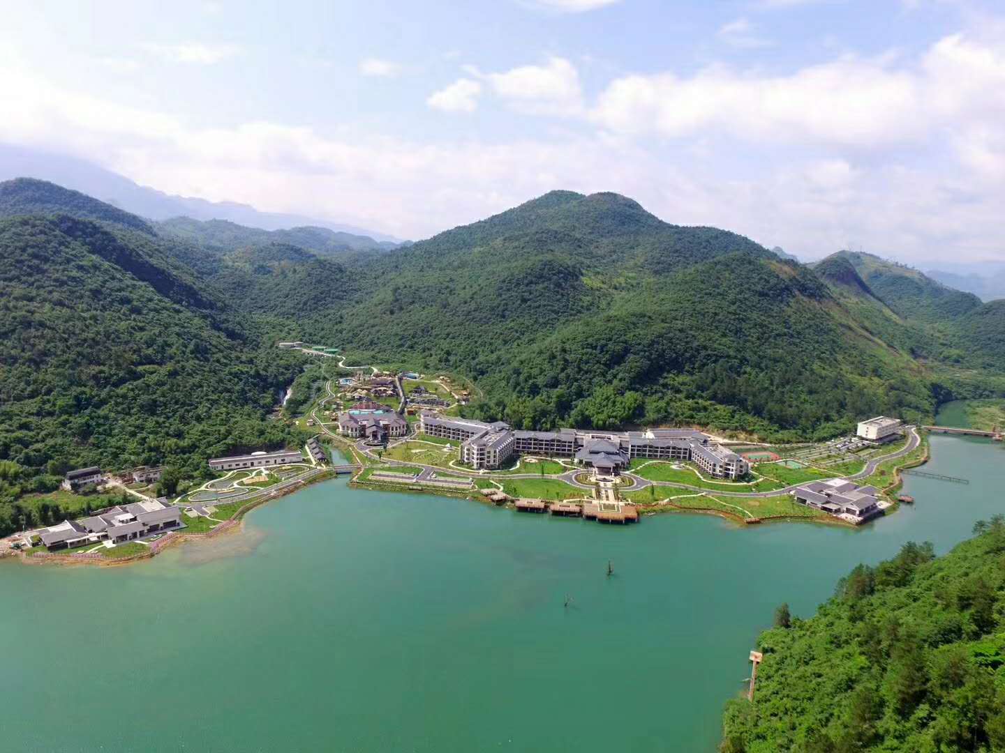 韶关的世外桃源，泡巴厘岛温泉，观小黄果树瀑布，享山景无边泳池