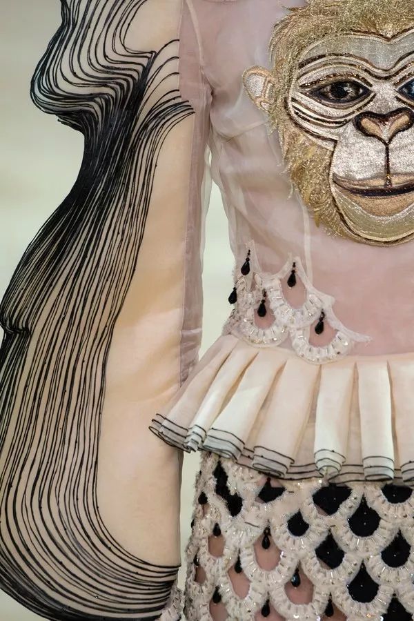 东方元素终于闪耀在时装金字塔尖 (东方元素时装周放异彩)