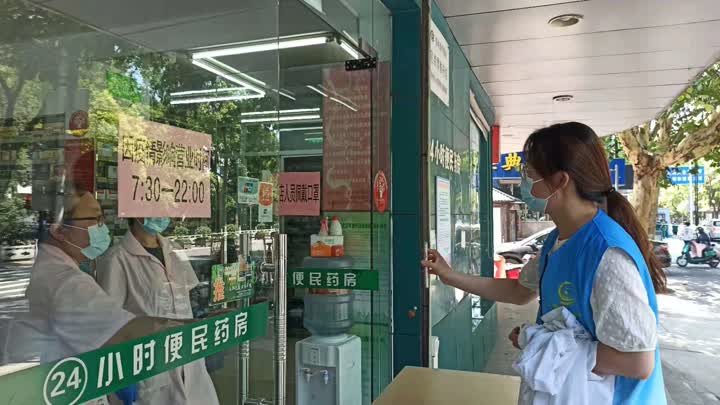 网格员协助社区疫情防控,社区网格员做好跟踪落实居家隔离