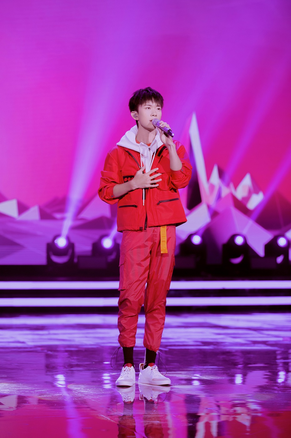 易烊千玺iadoreyou封面,易烊千玺演唱会adoreyou