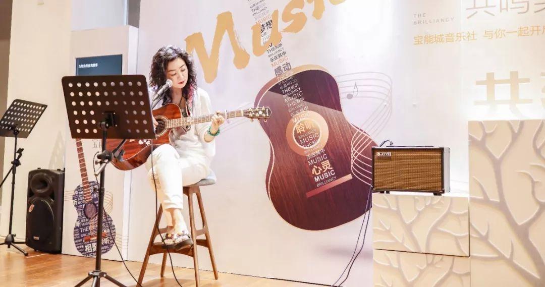 北有阿那亚社群，南有册之丘社群，后者60%研究生以上学历