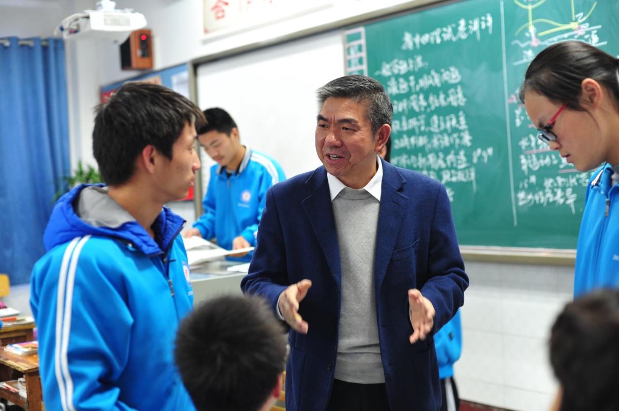 “他为学生插上飞翔之羽”——武汉十二中校长龚红安