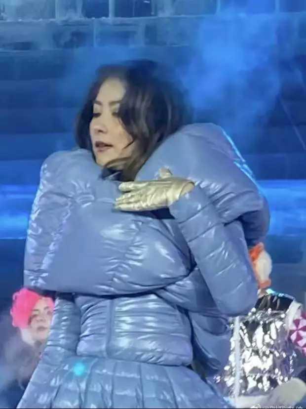 陈慧琳穿羽绒服演唱还被冻成表情包,一看演出地点,网友都笑了