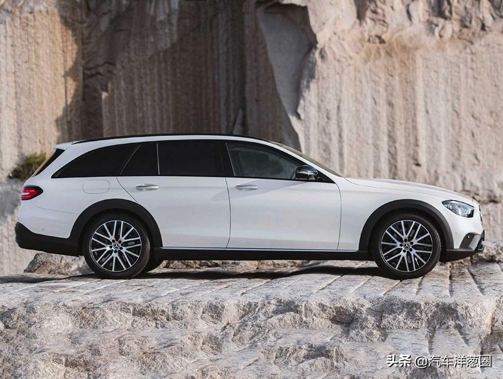 宝马换新车标了！蓝天白云帅炸，以后黑白标只代表低端宝马车主？